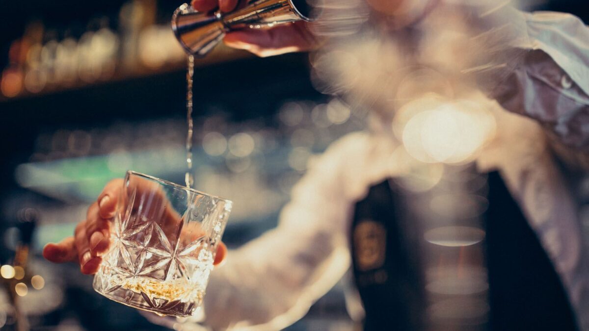 Jovens ficam cegos após consumirem bebidas adulteradas com metanol em São Paulo mortes por intoxicação já foram oficialmente registradas