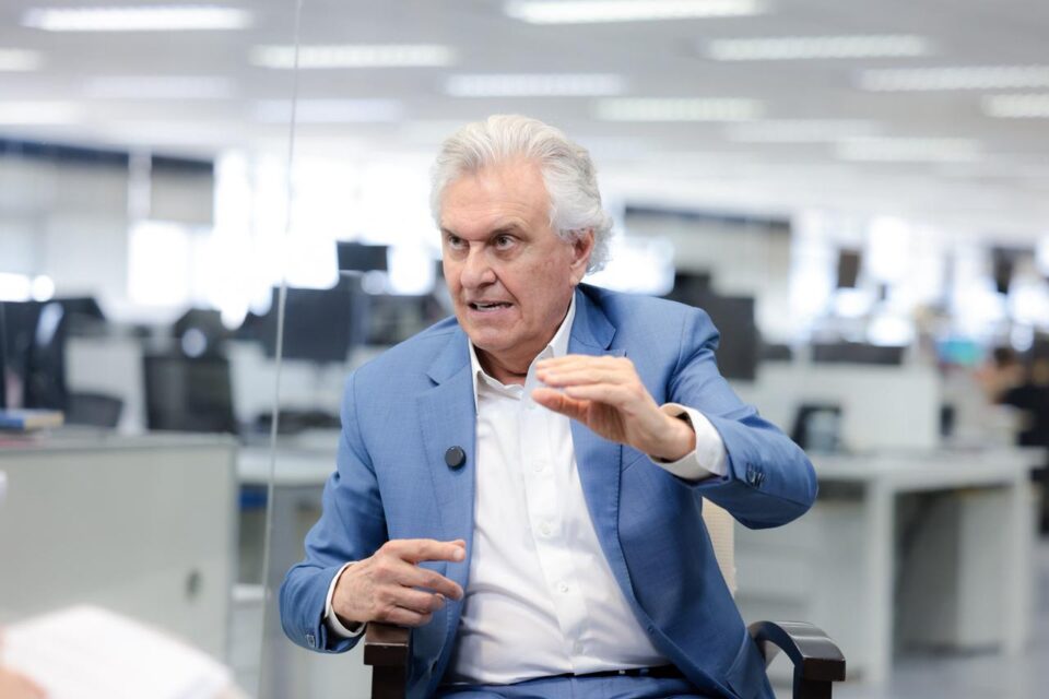 Imagem mostra governador de Goiás, Ronaldo Caiado, durante entrevista
