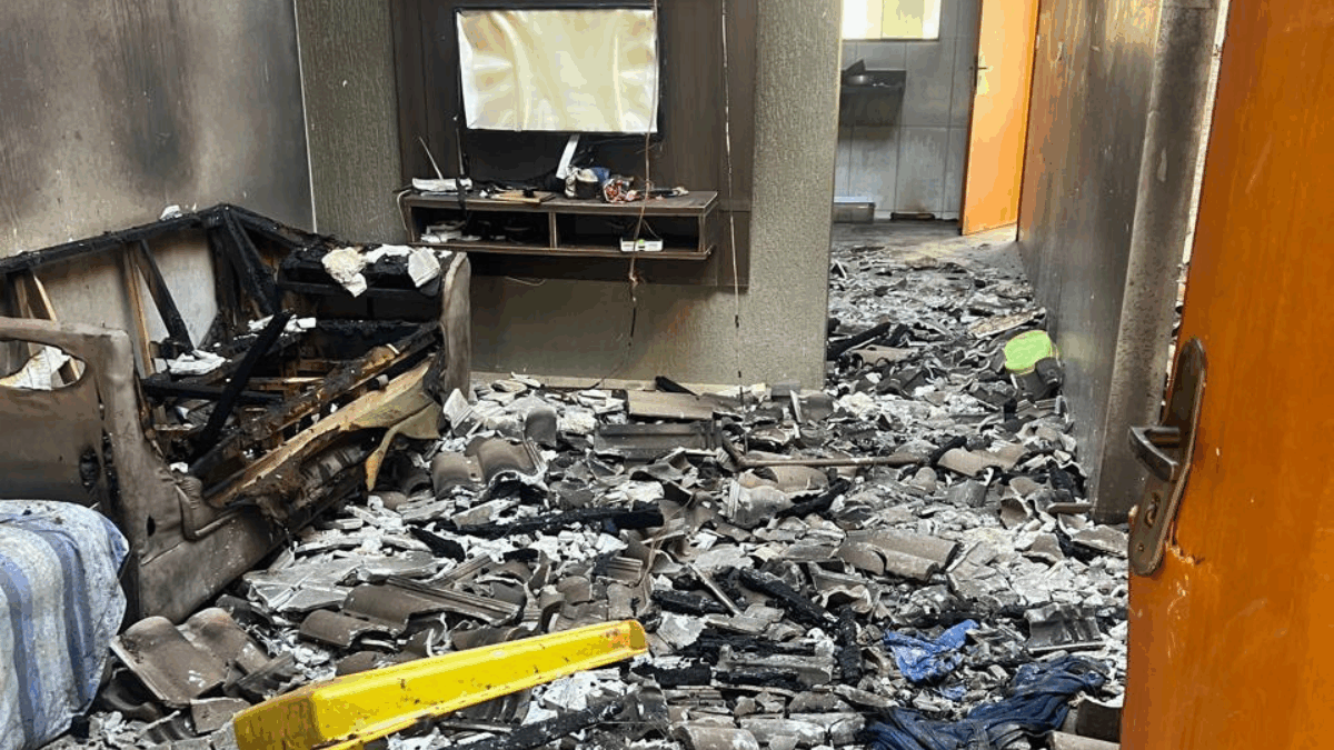 Imagem da casa após o incêndio