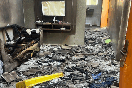 Imagem da casa após o incêndio