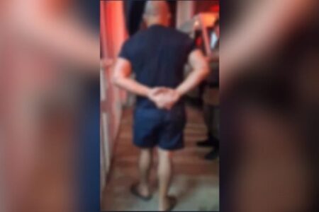 Imagem do homem sendo preso