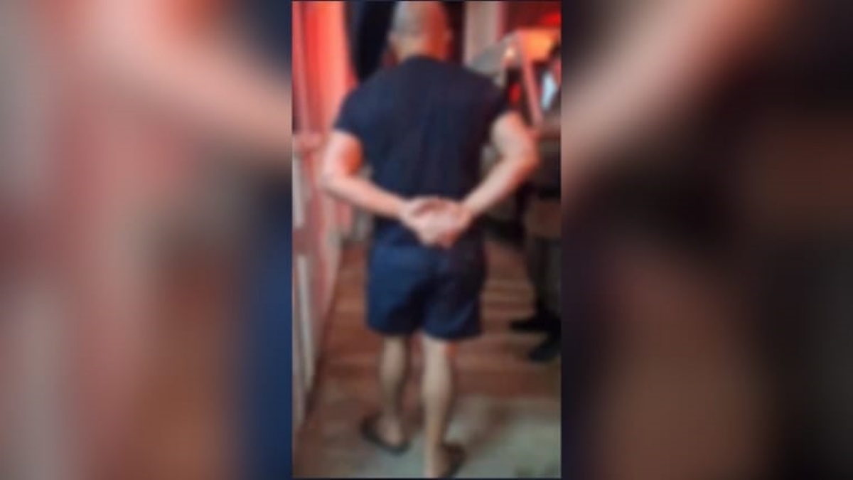 Imagem do homem sendo preso