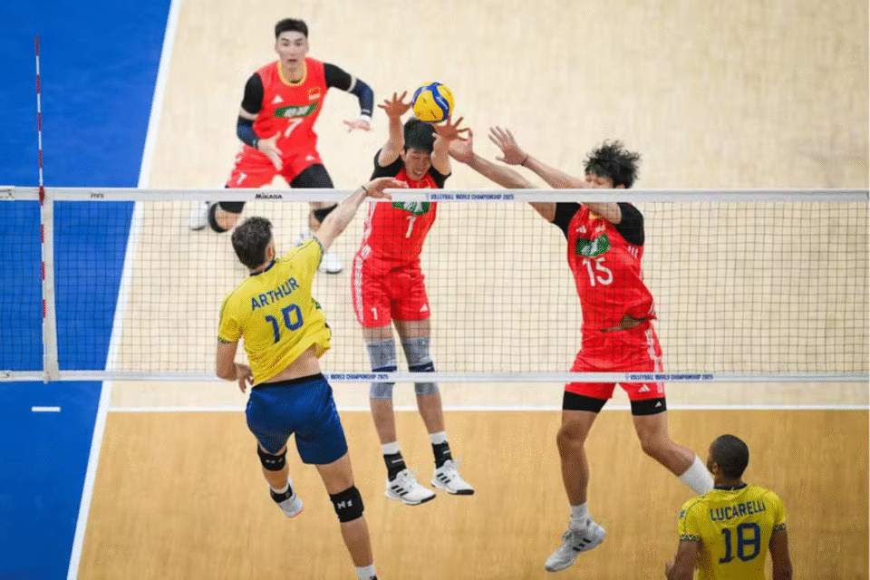Jogo entre Brasil e China no mundial de vôlei