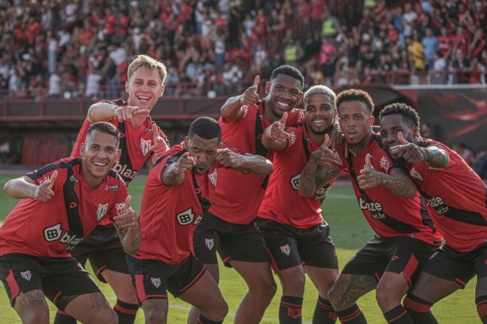 Jogadores do Atlético Goianiense em jogo da Série B