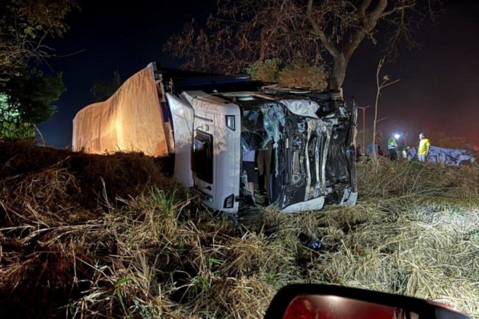 Imagem do caminhão após o acidente