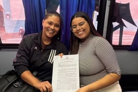 Casal consegue certidão de dupla maternidade e celebra: "filho vai ter duas mães" Thais Coutinho Andressa Maia mães de João Felipe