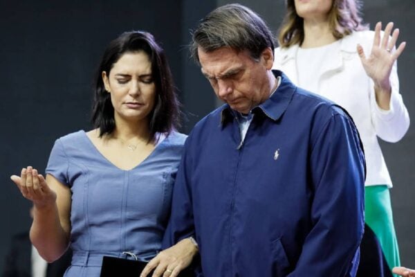 Michelle Bolsonaro diz não 'se meter' em crise sobre Flávio e que tem que cuidar do marido mencionada como opção presidencial do PL