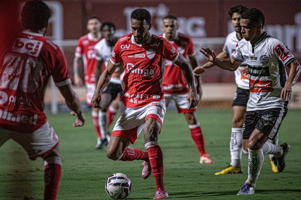 Júnior Todinho em jogo do Vila Nova