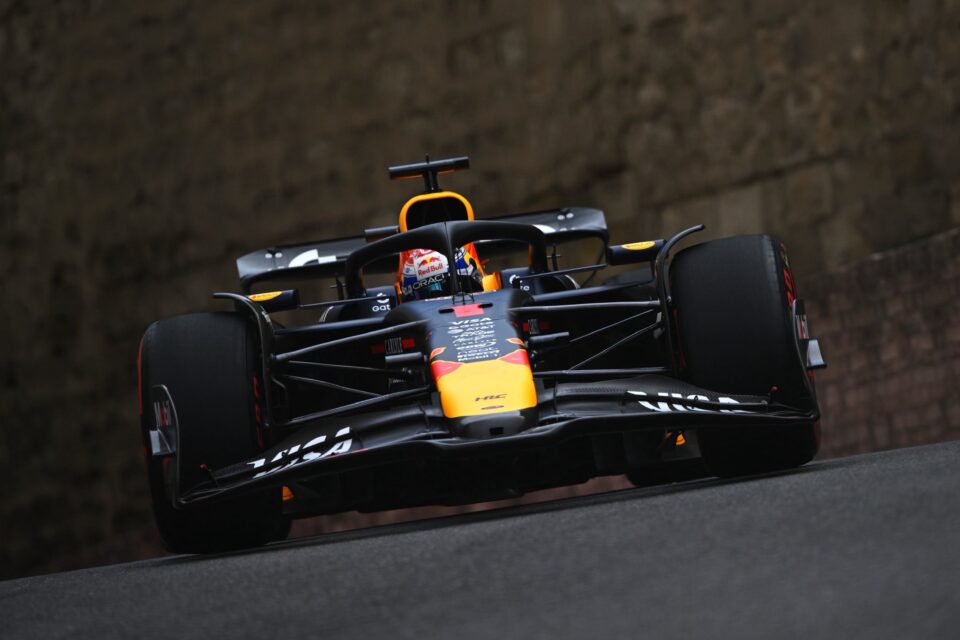 Max Verstappen durante o treino qualificatório para o GP do Azerbaijão