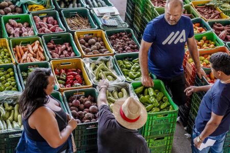 Alimentos têm 3ª queda seguida, algo inédito desde 2023; entenda Maior oferta após longo período de escassez derrubou preços