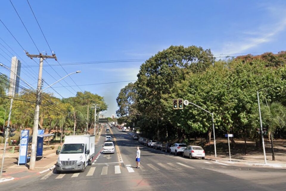 Avenida T-10 em Goiânia terá trânsito alterado para sentido único até o final do ano (Foto: Google Street Viewer)