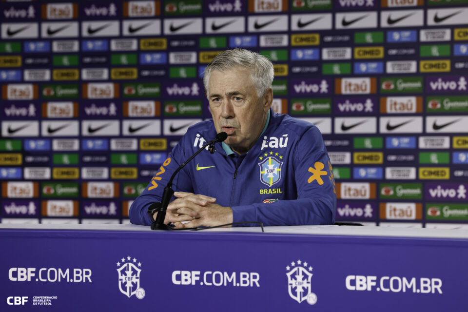 Carlo Ancelotti durante entrevista coletiva