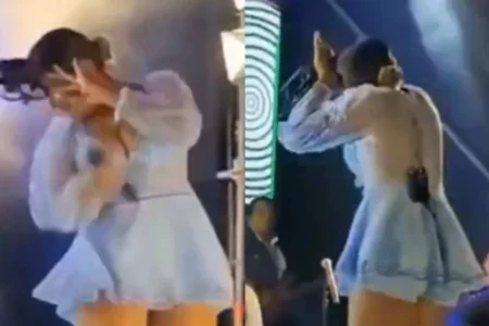 Drone atinge cantora durante show