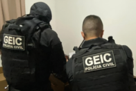 Imagem dos policiais durante a operação