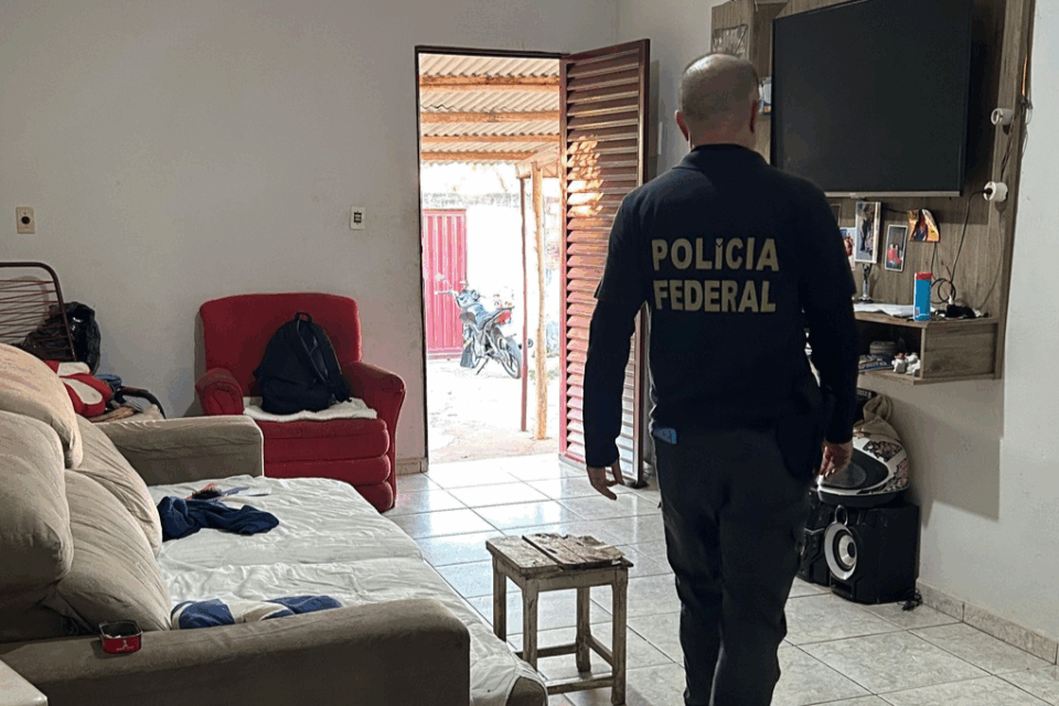 PF cumpre mandado de busca e apreensão contra armazenamento de material de abuso infantojuvenil em Catalão