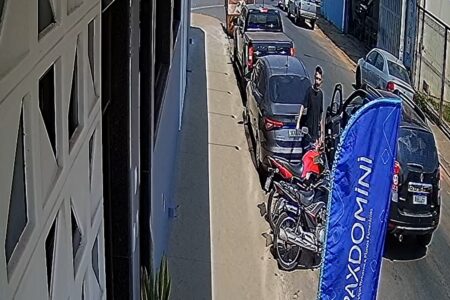 PM prende em Goiânia suspeito de descumprir medida protetiva e atear fogo na moto da ex