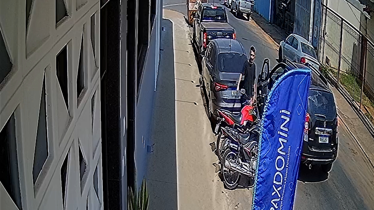 PM prende em Goiânia suspeito de descumprir medida protetiva e atear fogo na moto da ex