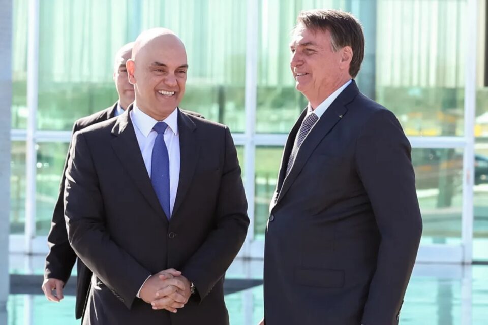 Alexandre de Moraes lista 13 “privilégios” de Bolsonaro durante prisão na PF ex-presidente cumpria pena em condições extremamente favoráveis