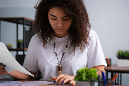 Imagem de uma mulher analisando os currículos de candidatos