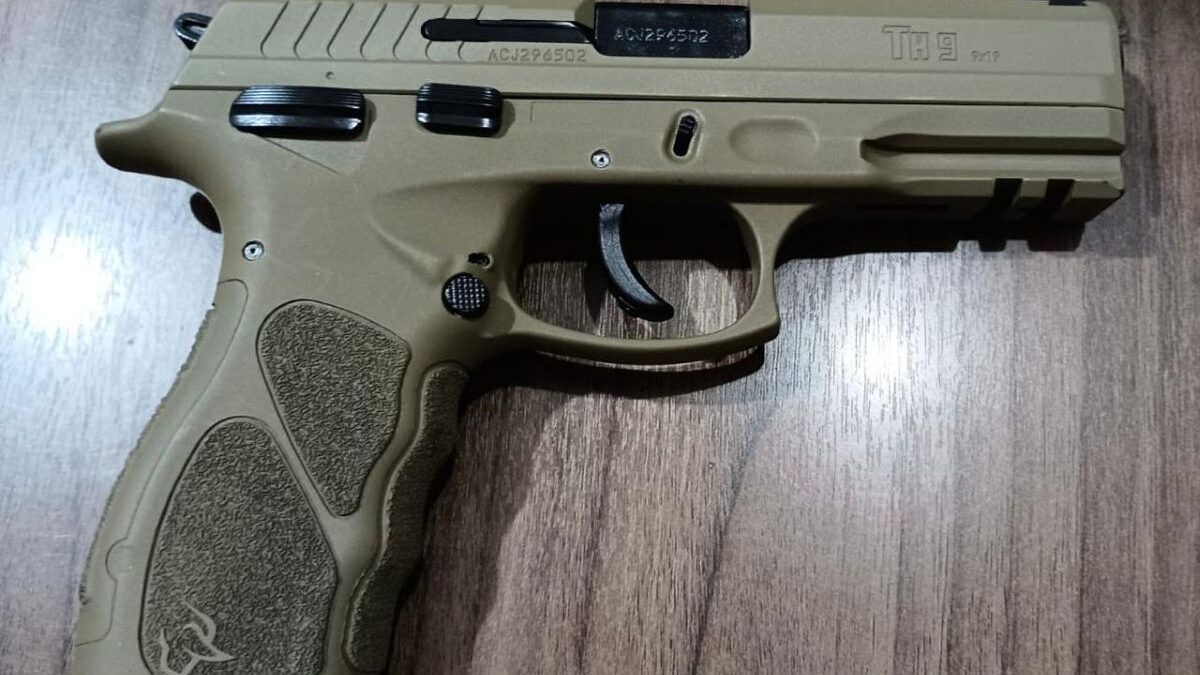 Arma utilizada no crime foi apreendida pela polícia (Foto: Reprodução)