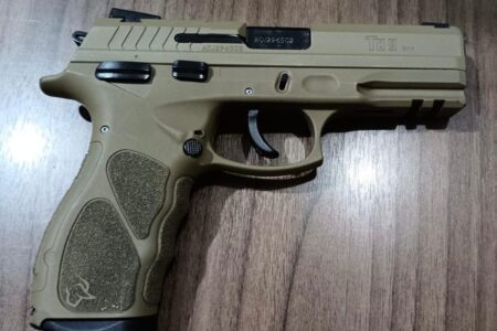 Arma utilizada no crime foi apreendida pela polícia (Foto: Reprodução)