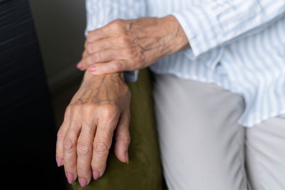 mulher-idosa-enfrentando-doenca-de-alzheimer