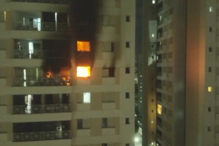 Dois apartamentos pegaram fogo na Vila dos Alpes, em Goiânia, no final de semana (Foto: Bombeiros)