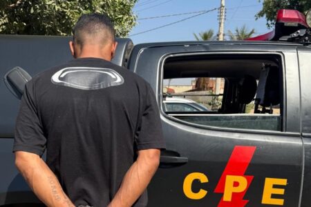 Homem corta pescoço da namorada com copo quebrado de vidro em Aparecida