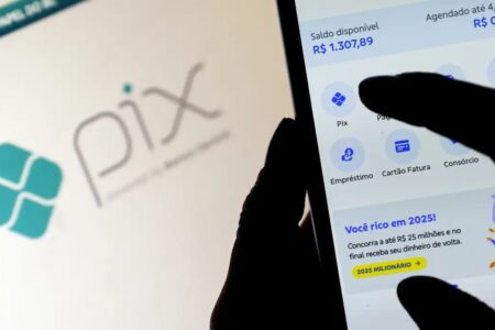 Clientes relatam problemas com Pix em diferentes bancos Banco Central ainda não informou o motivo da queda no serviço