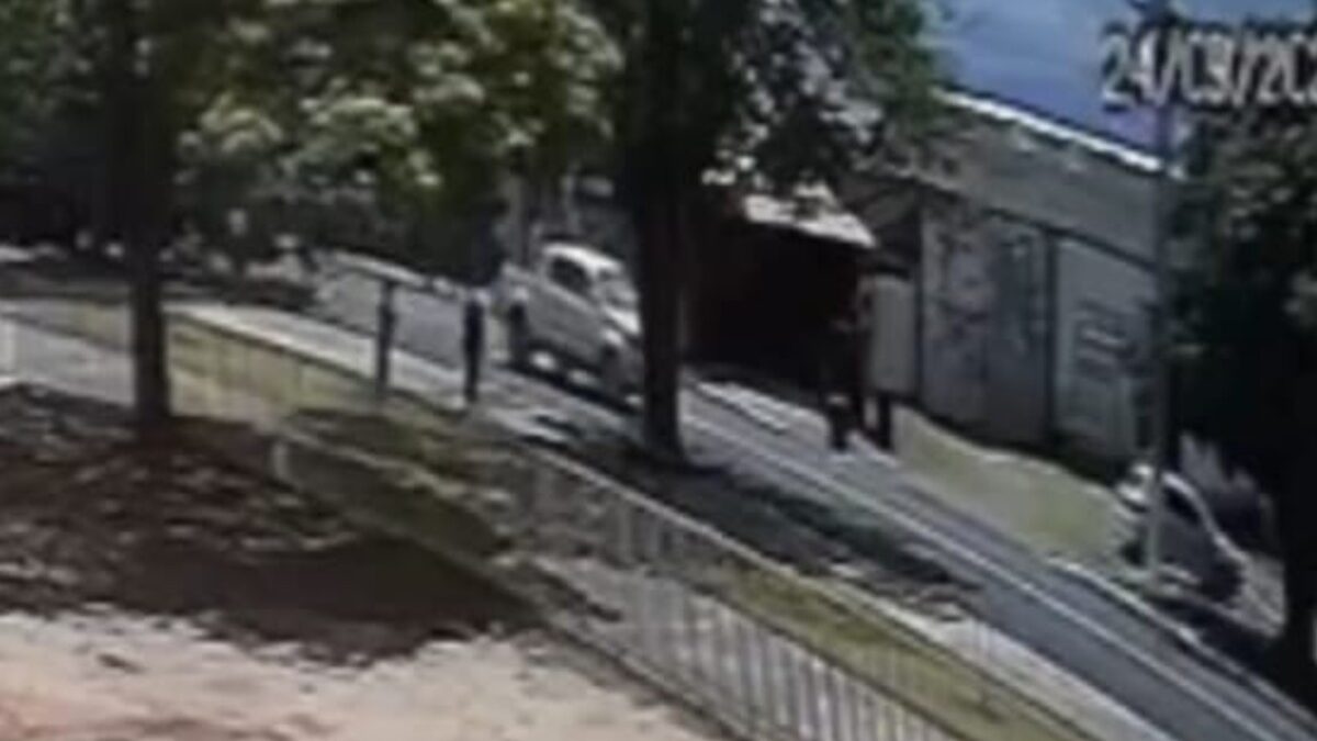 Homem é preso após agredir mulher com “voadora” em praça pública de Morrinhos