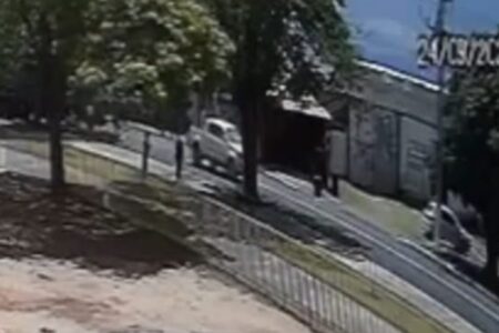 Homem é preso após agredir mulher com “voadora” em praça pública de Morrinhos