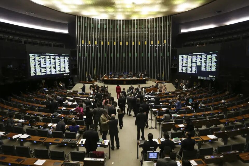 Congresso barrou mais de 250 investigações contra parlamentares entre 1988 e 2001 apenas um parlamentar teve a abertura de processo aprovada