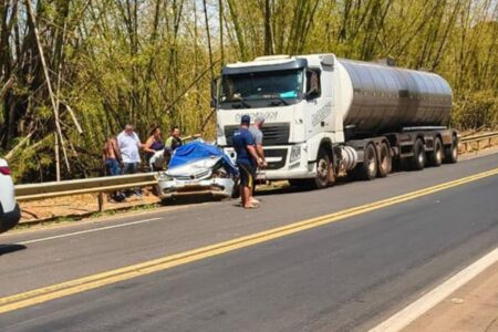 Condutora de carro fica ferida após acidente com carreta, em Mineiros