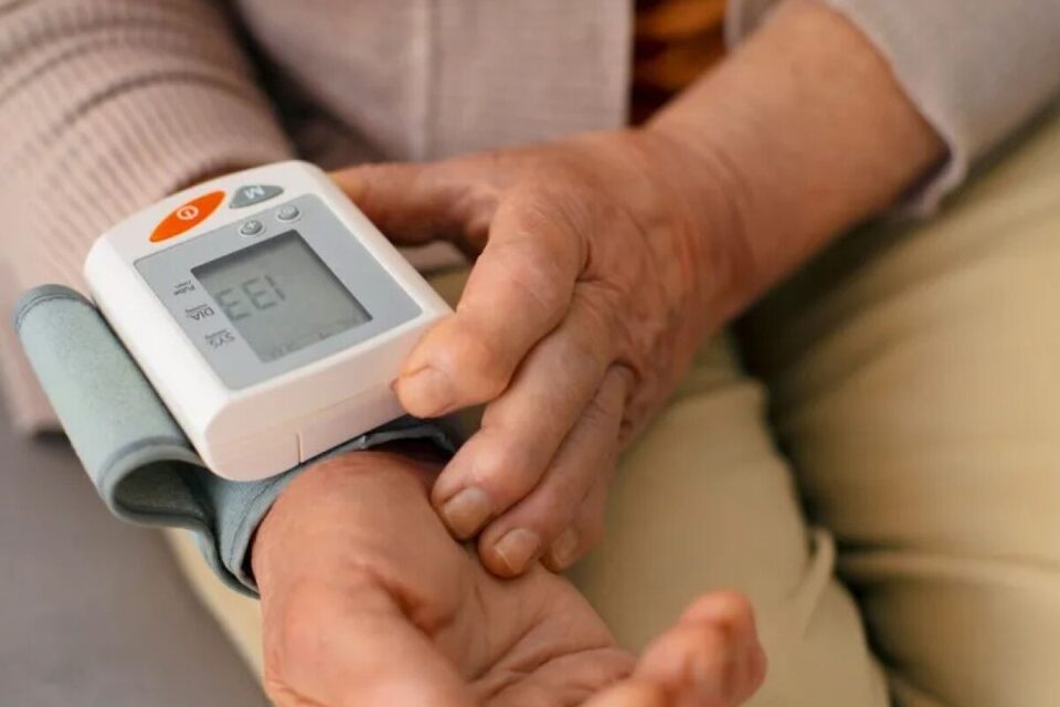 Pressão de 12 por 8 passa a ser pré-hipertensão no Brasil Qual o nível de colesterol ideal após a nova diretriz? Entenda