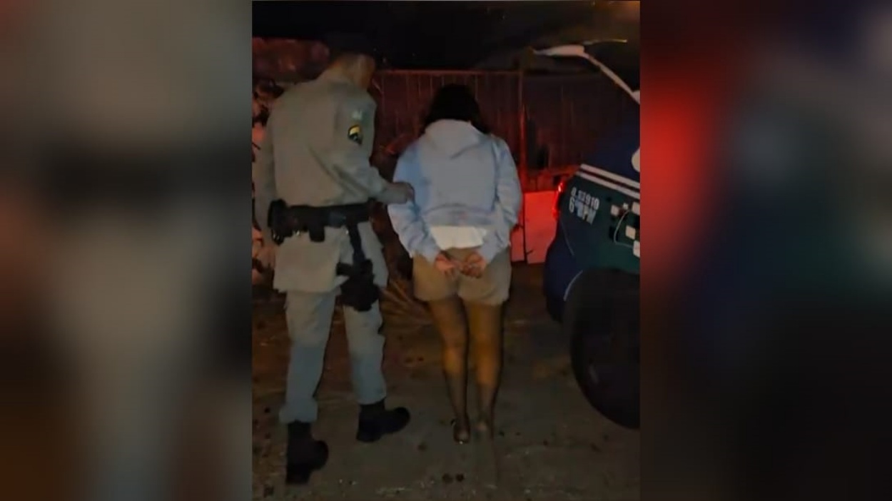 Momento dela sendo presa