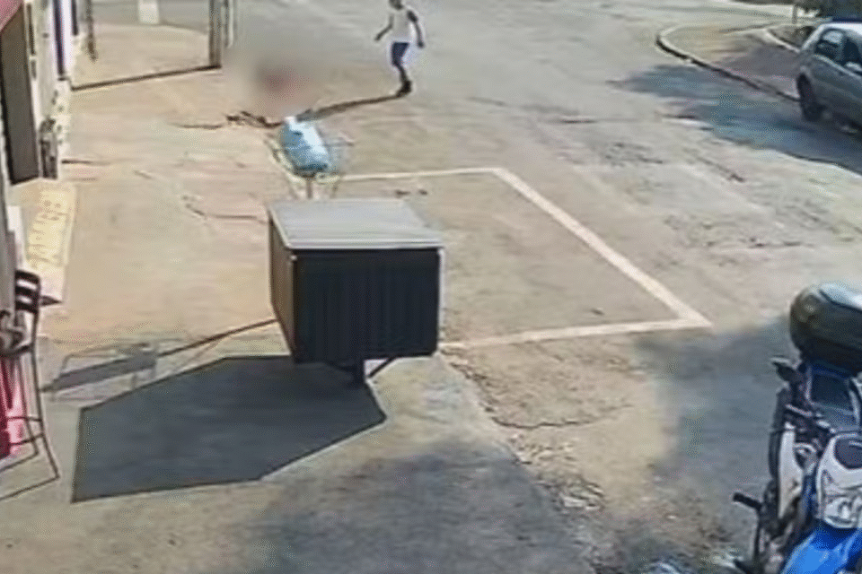 Menino morre após levar choque ao encostar em fio energizado em rua de Anápolis