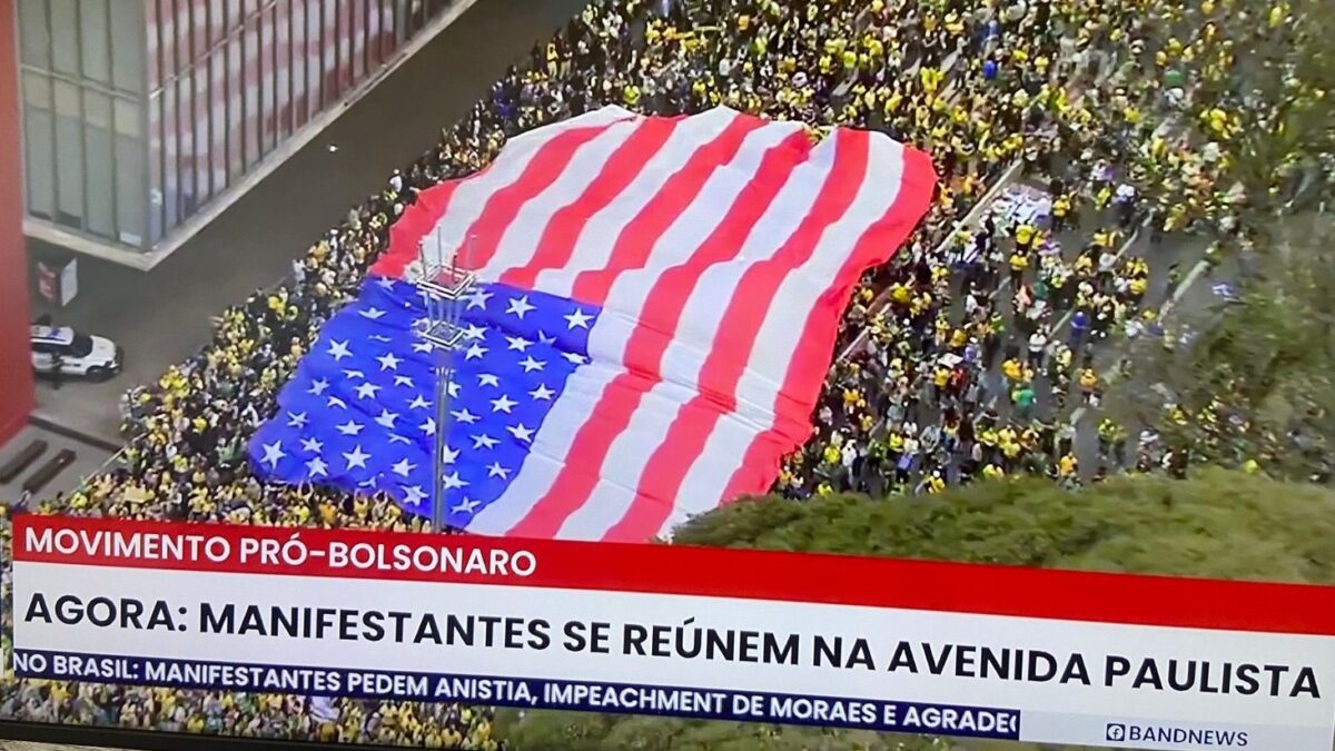 Bandeira dos EUA na avenida Paulista durante 7 de setembro viraliza na web: patriotas? bolsonarista nossa bandeira jamais será vermelha SOS Trump, Bolsonaro Free, Freedom for Zambelli 7 de setembro: apoiadores pelo Brasil pedem anistia criminal e eleitoral para Bolsonaro