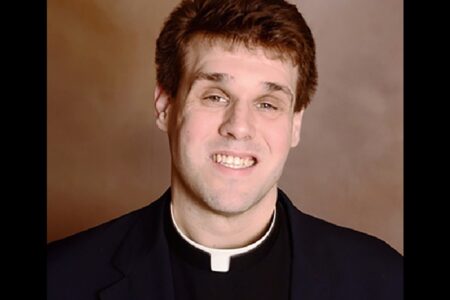 Padre que fez sexo em altar com duas dominadoras deixa a Igreja; entenda o caso Uma das envolvidas na polêmica filmada em paróquia Satanatrix