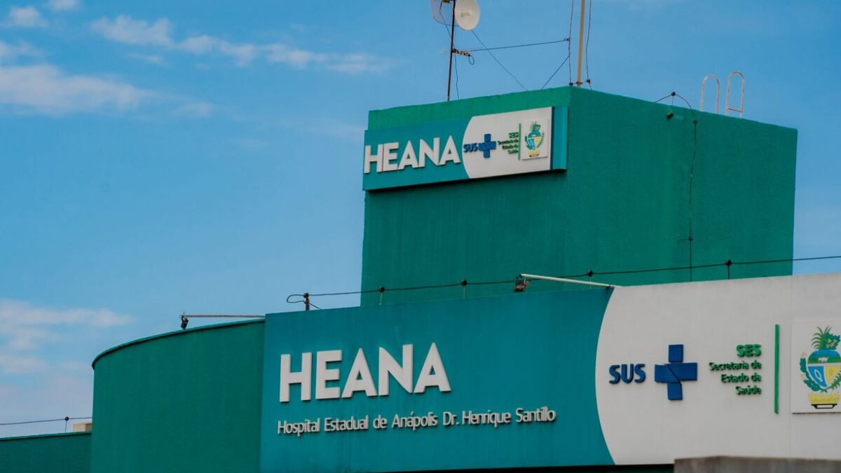 Homem é atacado por enteado com golpes de facão na cabeça em Anápolis Vítima sofreu um corte profundo e foi para o hospital