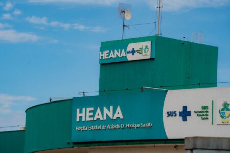 Homem é atacado por enteado com golpes de facão na cabeça em Anápolis Vítima sofreu um corte profundo e foi para o hospital