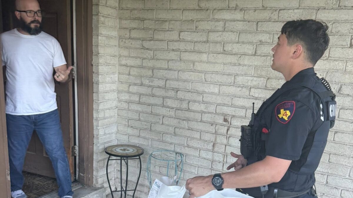 Policial prende motorista de aplicativo e termina entrega de comida para cliente Americano surpreso ao receber comida de um agente da lei