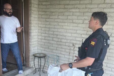 Policial prende motorista de aplicativo e termina entrega de comida para cliente Americano surpreso ao receber comida de um agente da lei