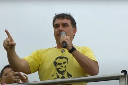 “Não sei se é bom ter Trump colado à minha imagem”, diz Flávio Bolsonaro Anúncio do governo americano gerou críticas bolsonarista