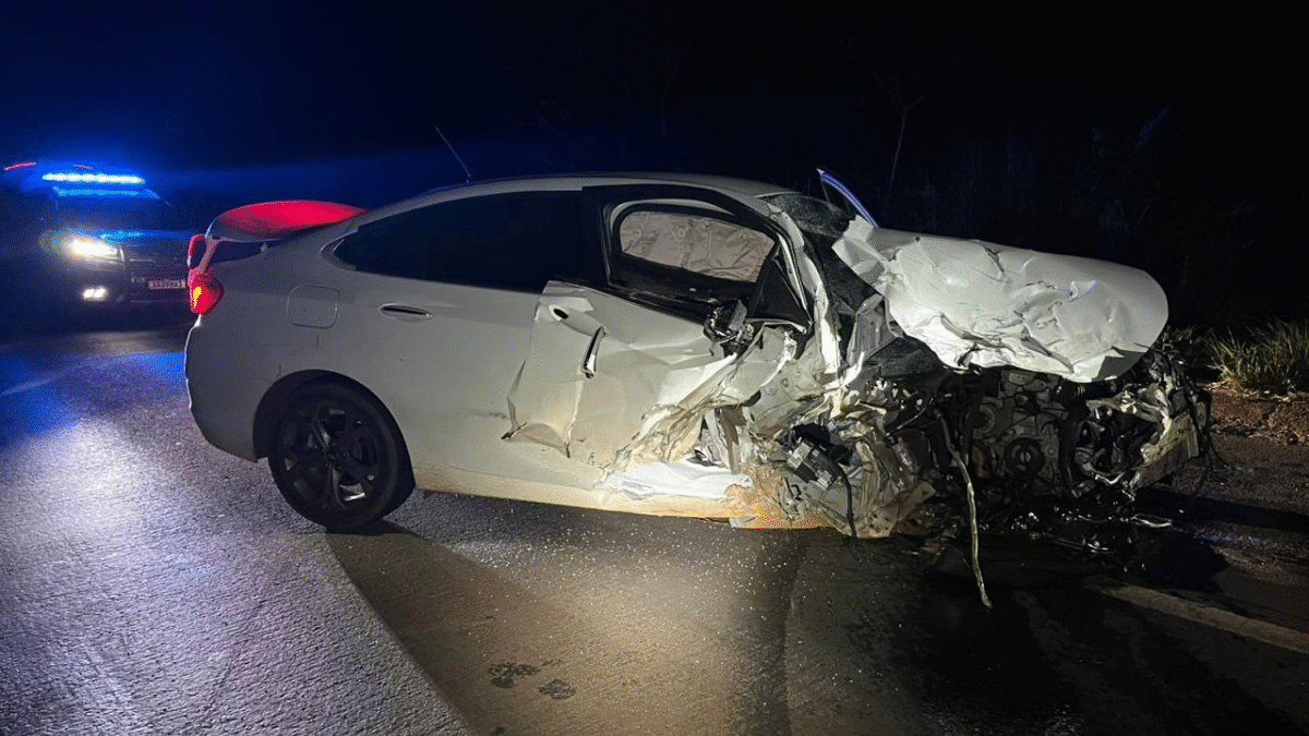 Quando as equipes de resgate e da Polícia Rodoviária Federal chegaram ao local, os demais envolvidos haviam abandonado os veículos (Foto: PRF)