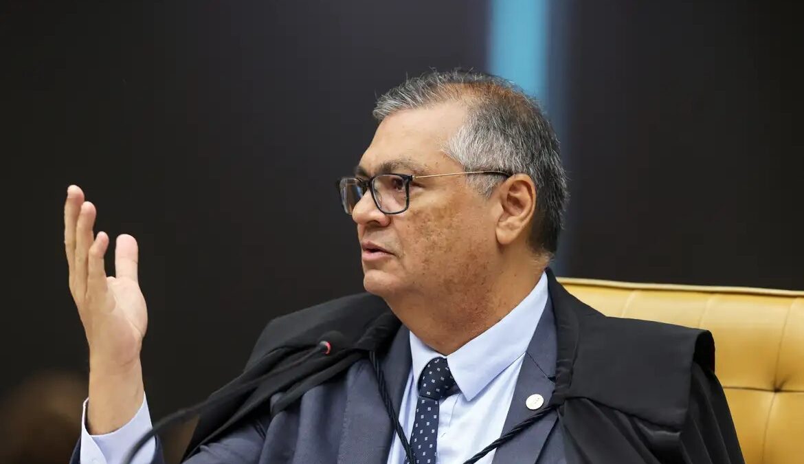 Dino vota por condenação de Bolsonaro e outros 7 réus: "Níveis de culpabilidade diferentes" Ministro réus devem ser condenados
