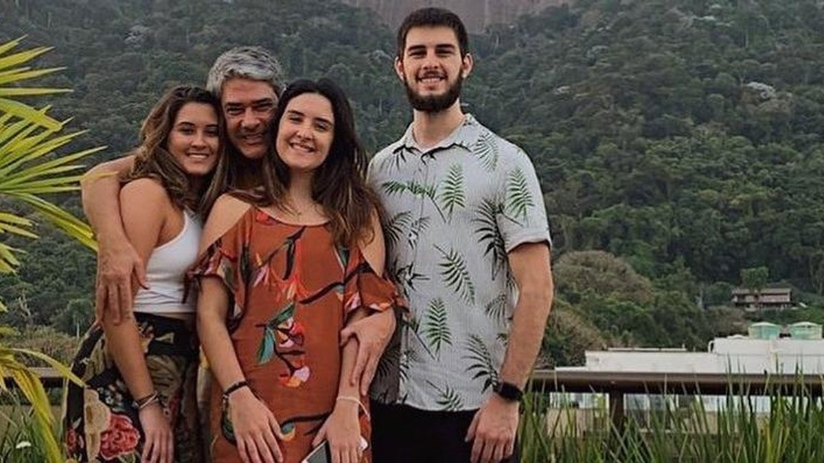 William Bonner se despede do "JN" emocionado ao citar os filhos