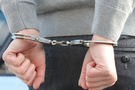 imagem de uma pessoa algemada