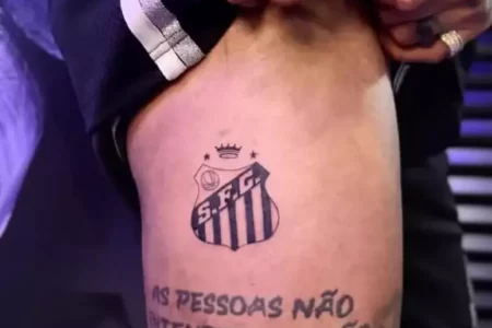 Neymar faz tatuagem em homenagem ao Santos