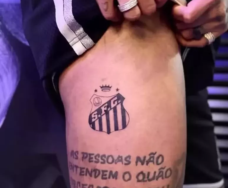 Neymar faz tatuagem em homenagem ao Santos