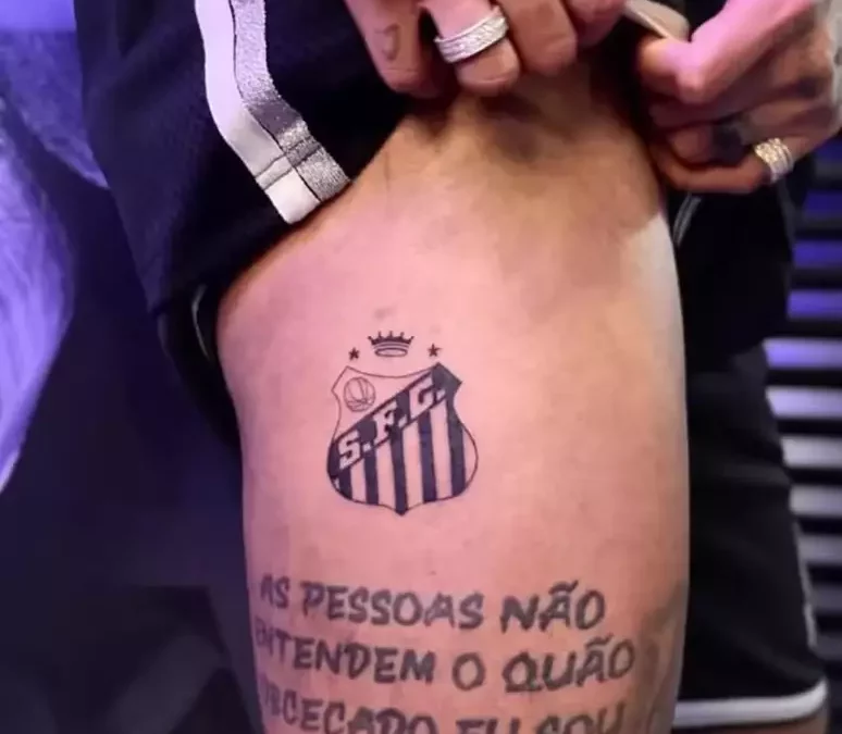 Neymar faz tatuagem em homenagem ao Santos
